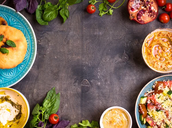 Mesa servida con platos vegetarianos de Oriente Medio. Hummus, tahi —  Fotos de Stock