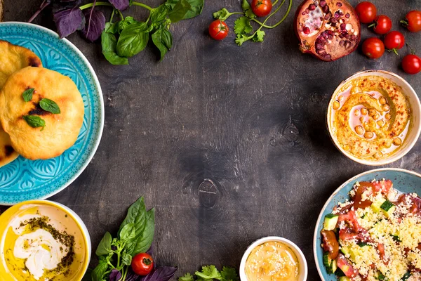 Стол с блюдами ближневосточной вегетарианской кухни. Хумус, тахи — стоковое фото