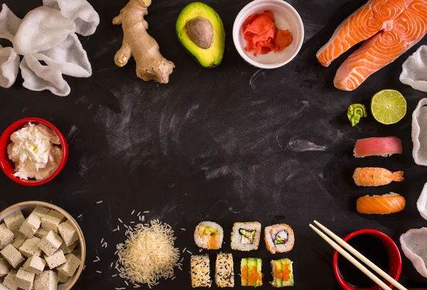 Sushi e ingredienti su sfondo scuro — Foto Stock