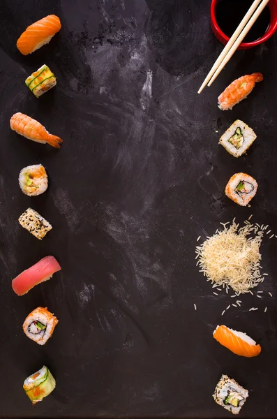 Sushi ingesteld op donkere achtergrond. Minimalisme — Stockfoto