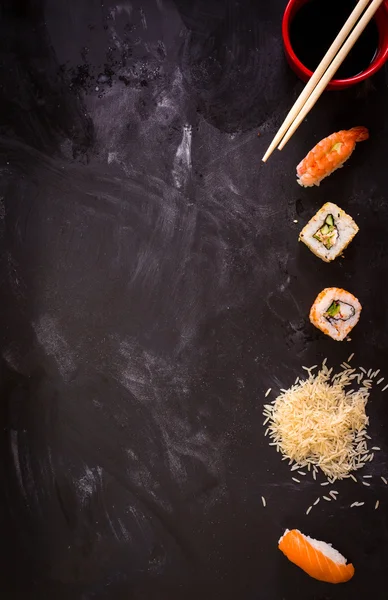 Sushi na tmavém pozadí. Minimalismus — Stock fotografie