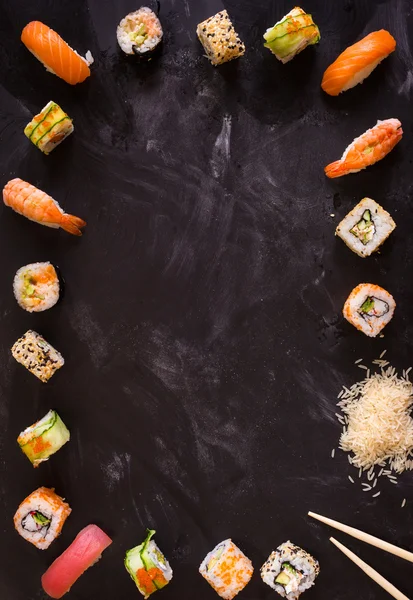 Sushi auf dunklem Hintergrund. Minimalismus — Stockfoto