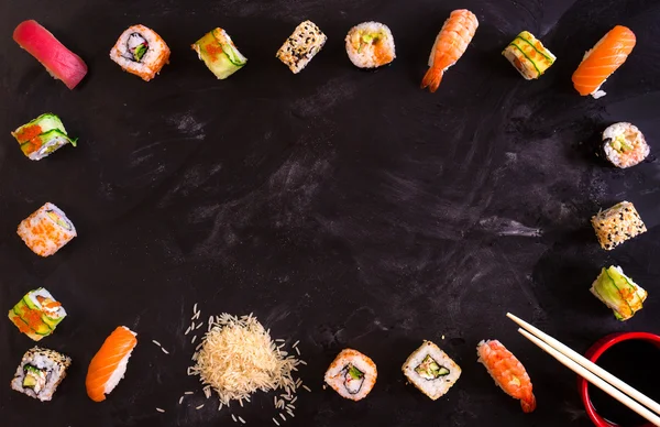 Sushi sobre fondo oscuro. Minimalismo — Foto de Stock