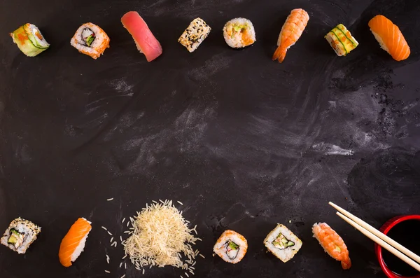 Sushi em fundo escuro. Minimalismo — Fotografia de Stock