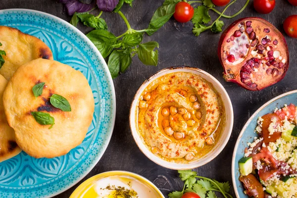 Tavola servita con piatti vegetariani del Medio Oriente. Hummus, tahi — Foto Stock