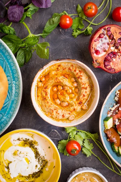 Tabela serwowane z Bliskiego Wschodu wegetariańskimi. Hummus, tahi — Zdjęcie stockowe