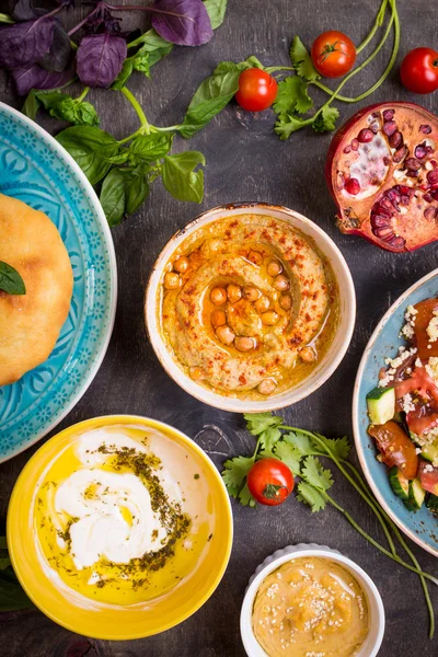 Tavola servita con piatti vegetariani del Medio Oriente. Hummus, tahi — Foto Stock