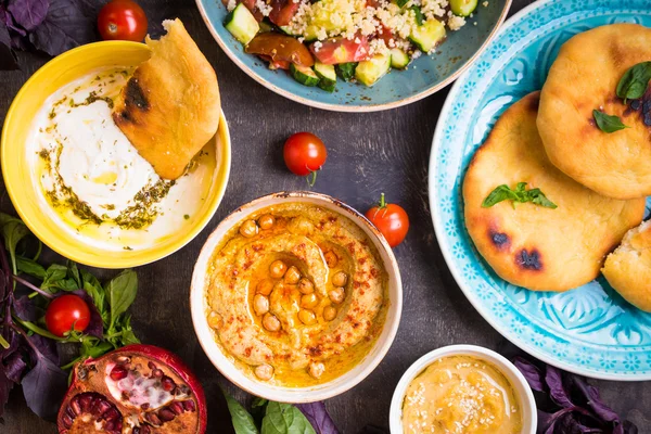 Tabela serwowane z Bliskiego Wschodu wegetariańskimi. Hummus, tahi — Zdjęcie stockowe