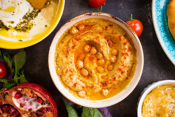 Tabela serwowane z Bliskiego Wschodu wegetariańskimi. Hummus, tahi — Zdjęcie stockowe