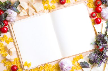 İtalyan gıda maddeleri ile eski boş tarif kitabı