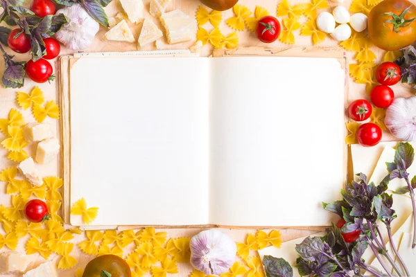 Livro de receitas em branco velho com ingredientes alimentares italianos — Fotografia de Stock