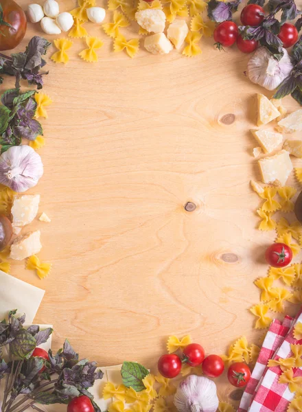 Сільський дерев'яні їжі фону з інгредієнти італійської кухні — стокове фото