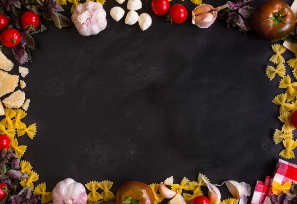İtalyan yemeği arka plan malzemelerle — Stok fotoğraf