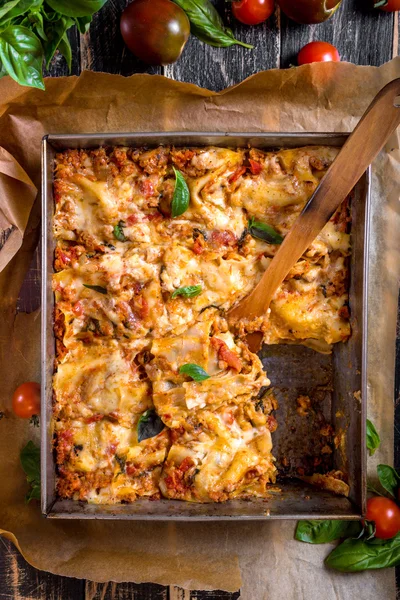 Bovenaanzicht van een traditionele Italiaanse lasagne — Stockfoto