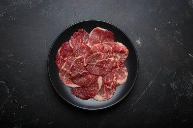 İnce dilimlenmiş taze çiğ et ızgara ya da shabu shabu gibi çeşitli mutfak hazırlıklarına hazır.