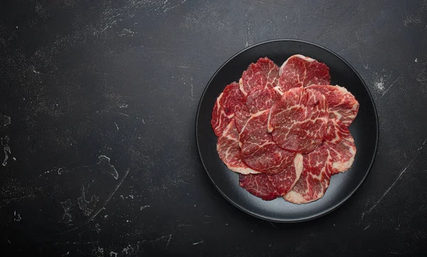 İnce dilimlenmiş taze çiğ et, ızgara ya da Shabu Shabu gibi çeşitli yemek hazırlıkları için hazır.