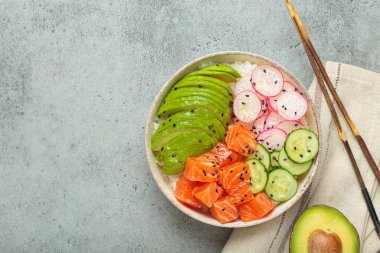 Poke kasesi, geleneksel Hawai yemeği dilimlenmiş çiğ somon, avokado, pirinç ve sebzelerle servis edilen sebzeler, sağlıklı bir yemek, kopyalama alanı.