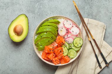 Poke kasesi, geleneksel bir Hawai yemeği dilimlenmiş çiğ somon, avokado, pirinç ve sebzelerle servis edilen sebzeler, sağlıklı bir yemek.