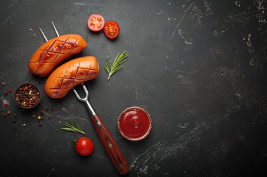 Bir et çatalında ızgara sosis, çeşitli biber, biberiye, kiraz domatesi ve ketçap karışımıyla servis edilir.