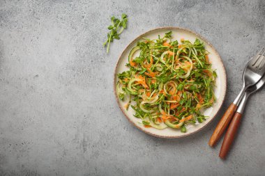 Bir tabak taze bezelye salatası, salatalık ve doğranmış havuçla salata, sağlıklı beslenmeyi teşvik ve mesaj için vegan beslenme alanı