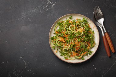 Bir tabak taze bezelye salatası, salatalık ve doğranmış havuçla salata, sağlıklı beslenmeyi teşvik ve mesaj için vegan beslenme alanı