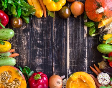 Taze sebze bir rustik koyu dokulu masada. Sonbahar backgro