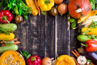 Taze sebze bir rustik koyu dokulu masada. Sonbahar backgro