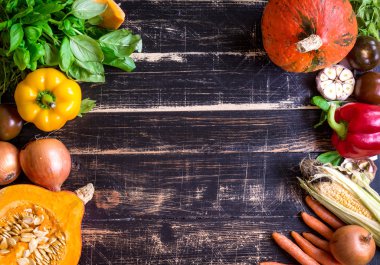 Taze sebze bir rustik koyu dokulu masada. Sonbahar backgro