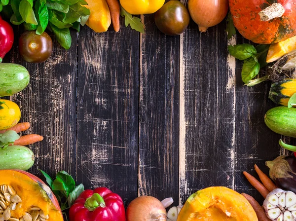 Verduras frescas sobre una mesa rústica de textura oscura. Fondos de otoño —  Fotos de Stock