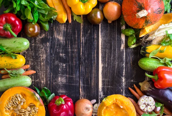 Fresh vegetables on a rustic dark textured table. Autumn backgro — Stock Photo, Image
