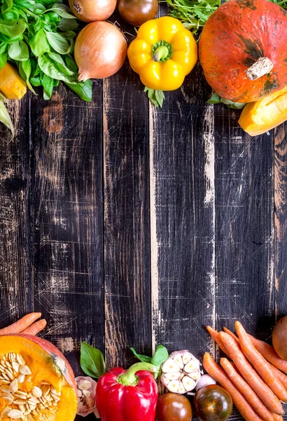 Fresh vegetables on a rustic dark textured table. Autumn backgro — Stock Photo, Image