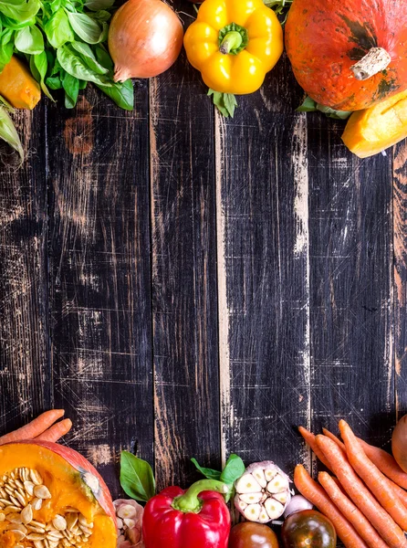 质朴的暗纹理桌上的新鲜蔬菜。秋天的背景 — 图库照片