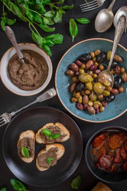 Ezme ve çeşitli provence aperatifler