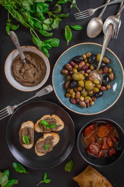 Ezme ve çeşitli provence aperatifler