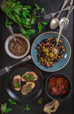 Ezme ve çeşitli provence aperatifler