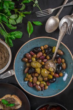 Ezme ve çeşitli zeytin