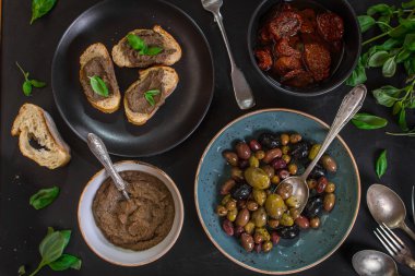 Ezme ve çeşitli provence aperatifler