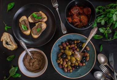 Ezme ve çeşitli provence aperatifler