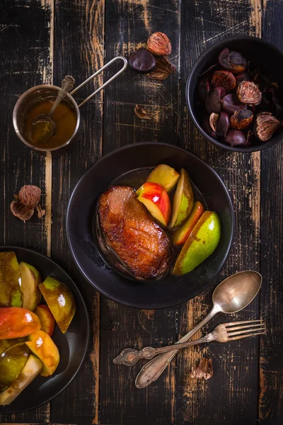 Pechuga de pato asado con piel crujiente dorada — Foto de Stock