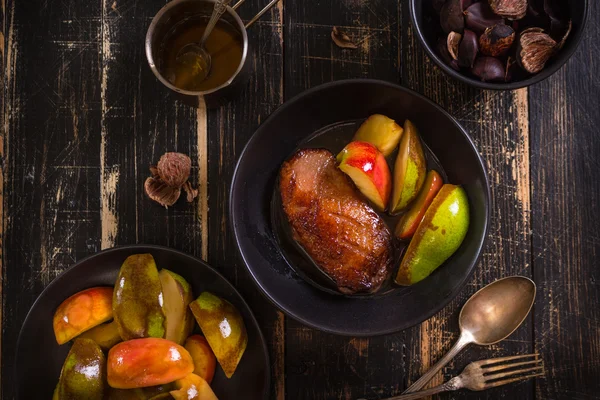 Pechuga de pato asado con piel crujiente dorada — Foto de Stock