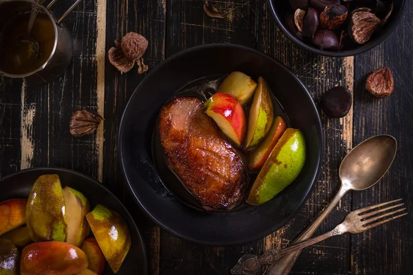 Pechuga de pato asado con piel crujiente dorada —  Fotos de Stock