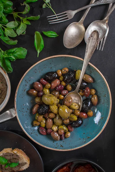 Ezme ve çeşitli zeytin