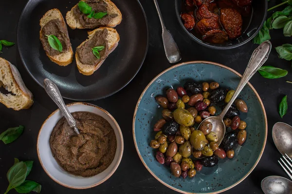 Tapenade und verschiedene Provence-Snacks — Stockfoto