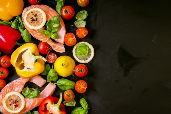 Raw salmon steaks and fresh ingredients for cooking. Frame — Stock Fotó