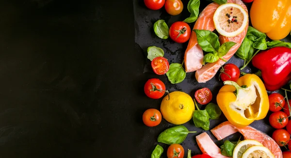 Raw salmon steaks and fresh ingredients for cooking. Frame — Stock Fotó