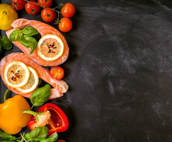 Raw salmon steaks and fresh ingredients for cooking — Stock Fotó