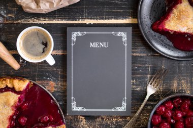 Vişneli pasta, un, oklava ve menü kara tahta arka plan