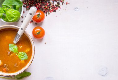 Beyaz ahşap backgrou üzerinde beyaz bir kase etli domates çorbası