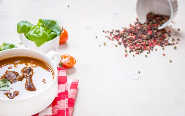 Tomatsoppa med kött i en vit skål på en vit trä ba — Stockfoto