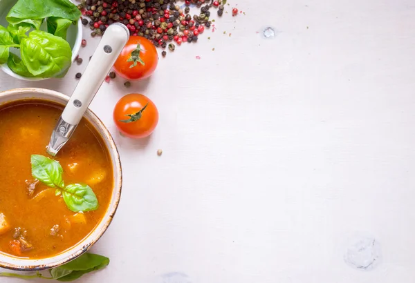 Minestra di pomodoro con carne in una ciotola bianca su un backgrou di legno bianco — Foto Stock